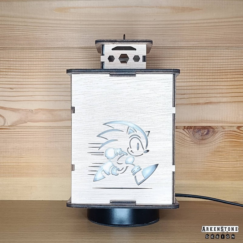 Façade de face - sonic de profil en pleine course supersonique