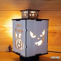 Lanterne allumée de profil - face de citrouille Halloween sournois
