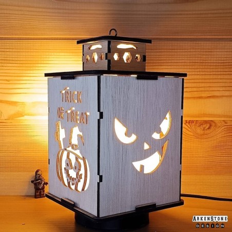 Lanterne allumée de profil - face de citrouille Halloween sournois