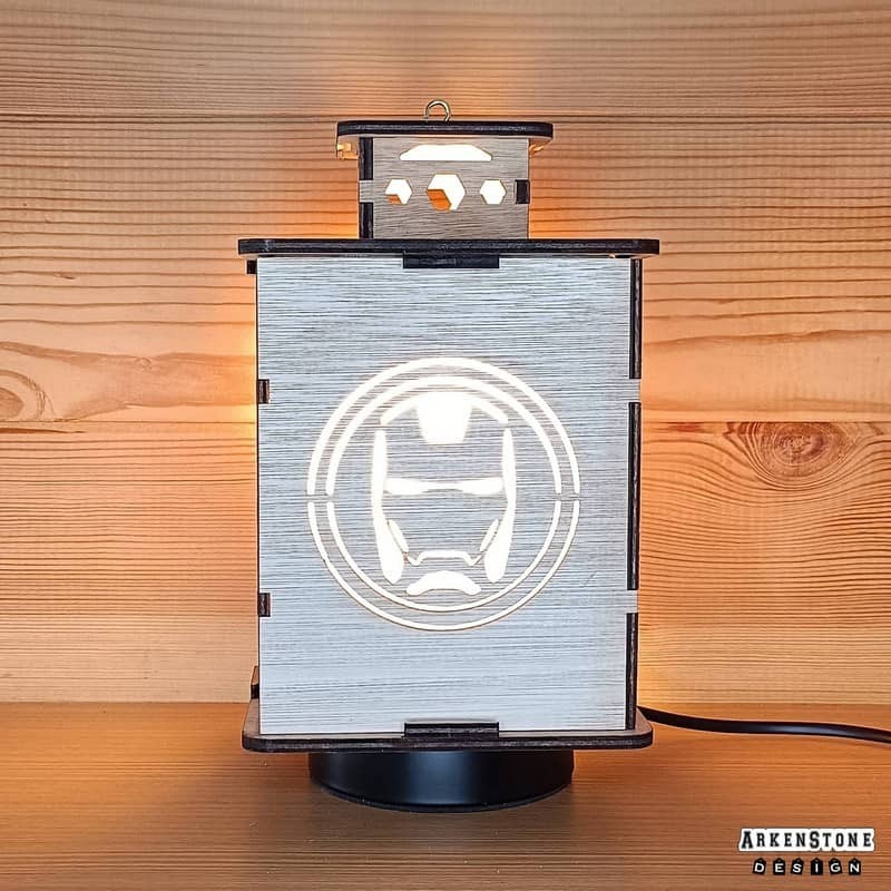 Lanterne allumée de face - logo Iron Man
