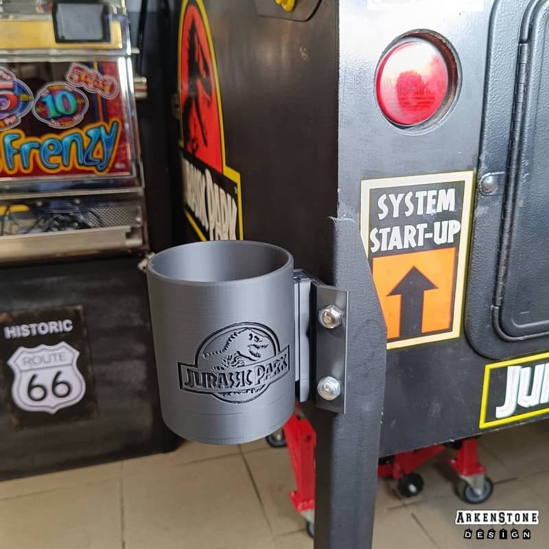 Porte boisson pour flipper sur le thème de Jurassic Park - monté sur flipper à gauche