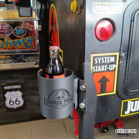 Porte boisson pour flipper sur le thème de Jurassic Park - monté sur flipper à gauche avec boisson dedans