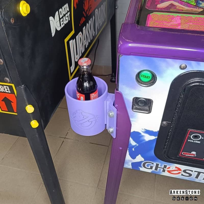 Porte boisson pour flipper sur le thème de Ghostbusters - monté sur flipper à gauche avec boisson dedans