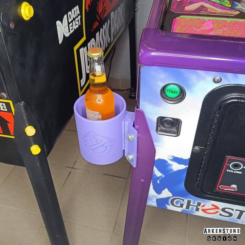 Porte boisson pour flipper sur le thème de Ghostbusters - monté sur flipper à gauche avec boisson dedans