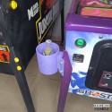 Porte boisson pour flipper sur le thème de Ghostbusters - monté sur flipper à gauche avec boisson dedans