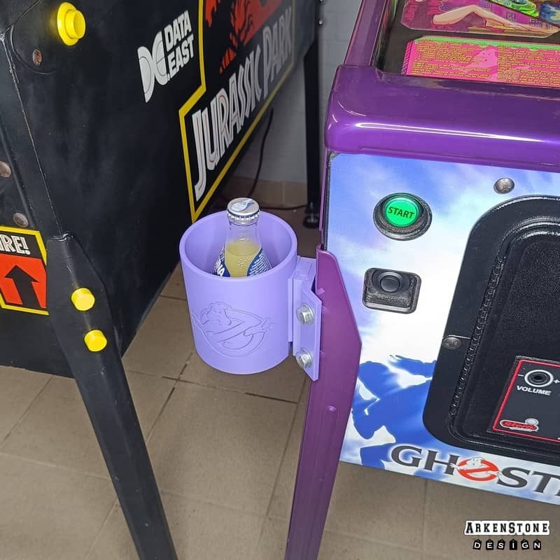 Porte boisson pour flipper sur le thème de Ghostbusters - monté sur flipper à gauche avec boisson dedans