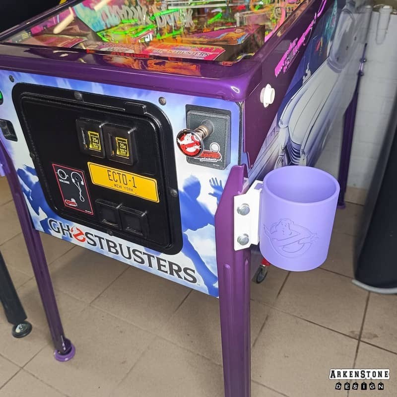 Porte boisson pour flipper sur le thème de Ghostbusters - monté sur flipper à droite sans boisson dedans