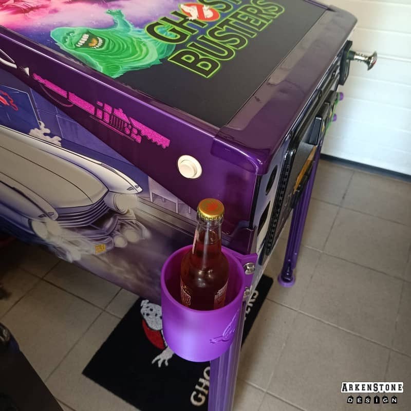 Porte boisson pour flipper sur le thème de Ghostbusters - monté sur flipper à gauche avec boisson dedans